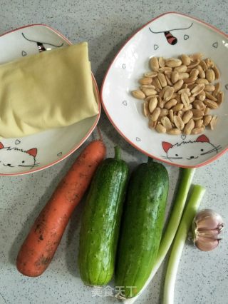 干豆腐拌黄瓜的做法步骤：1