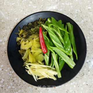青椒酸菜炒牛脚筋的做法步骤：3