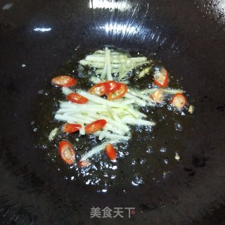 青椒酸菜炒牛脚筋的做法步骤：5