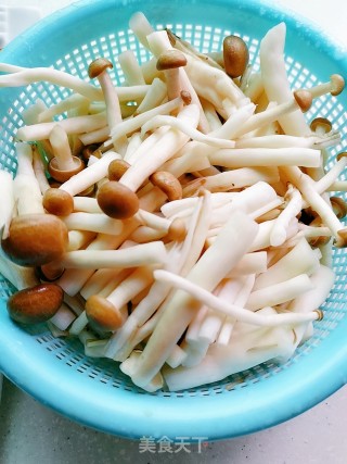 蟹味菇炒肉的做法步骤：2