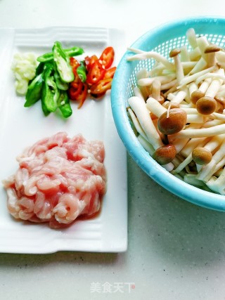 蟹味菇炒肉的做法步骤：3