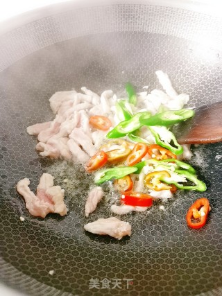 蟹味菇炒肉的做法步骤：7