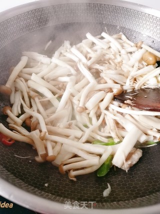 蟹味菇炒肉的做法步骤：8