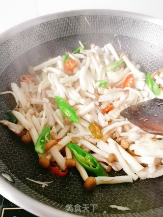 蟹味菇炒肉的做法步骤：9