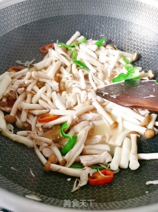 蟹味菇炒肉的做法步骤：10