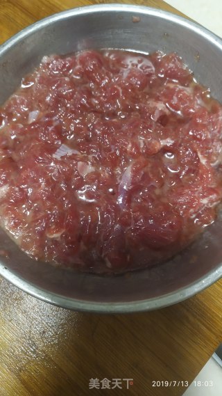 牛肉炒海鲜菇的做法步骤：1