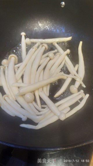 牛肉炒海鲜菇的做法步骤：2
