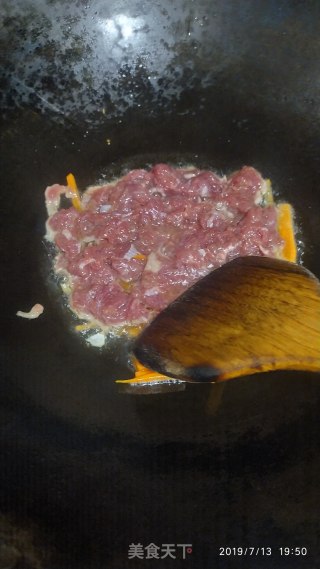 牛肉炒海鲜菇的做法步骤：4