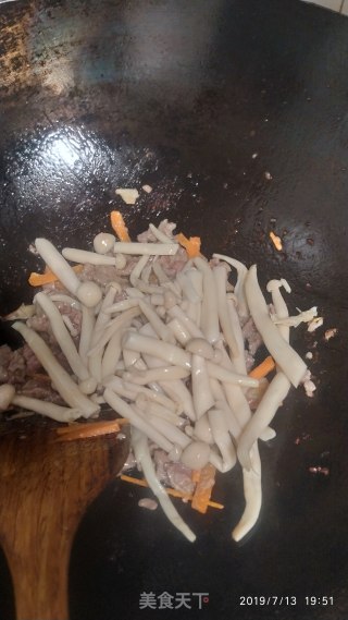 牛肉炒海鲜菇的做法步骤：5
