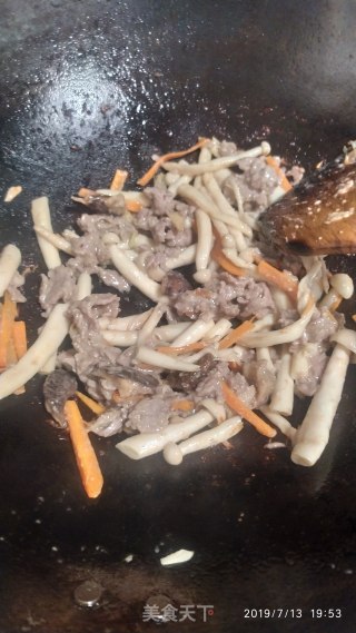 牛肉炒海鲜菇的做法步骤：6