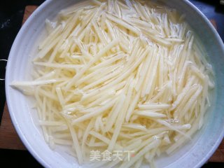 油泼土豆丝的做法步骤：3