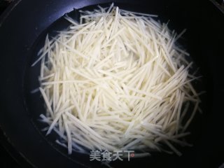 油泼土豆丝的做法步骤：4
