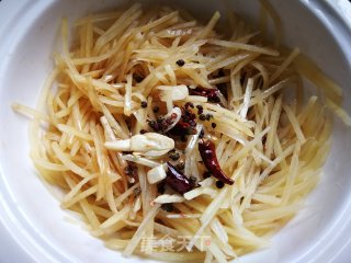 油泼土豆丝的做法步骤：8