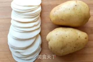 土豆新吃法|创意五珍粉土豆卷，土豆鲜香，蛋香浓郁！的做法步骤：1