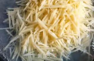 土豆新吃法|创意五珍粉土豆卷，土豆鲜香，蛋香浓郁！的做法步骤：2