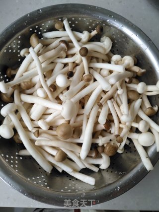 海鲜菌菇蒸鸡的做法步骤：1