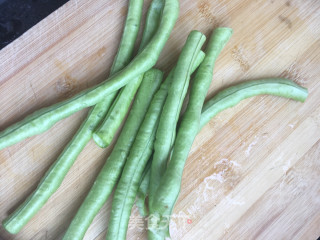 菜豆炒蛋的做法步骤：2