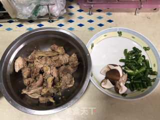 青椒土豆烧鸡的做法步骤：1