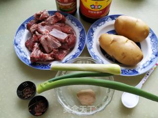 土豆炖排骨的做法步骤：1