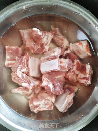 土豆炖排骨的做法步骤：2