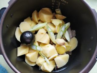 土豆炖排骨的做法步骤：7