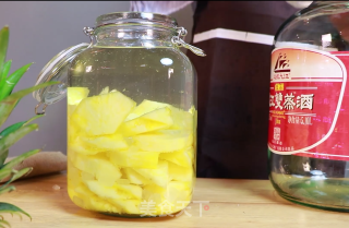 火爆网红界香气诱人菠萝酒的做法步骤：3