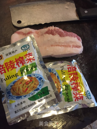 五花肉蒸榨菜的做法步骤：1