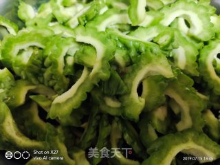 牛肉炒苦瓜的做法步骤：2