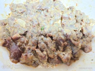 牛肉炒黄瓜的做法步骤：1