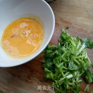 香菜粉丝鸡蛋汤的做法步骤：2