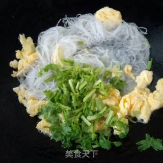 香菜粉丝鸡蛋汤的做法步骤：3