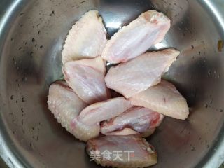 时蔬鸡翅的做法步骤：1