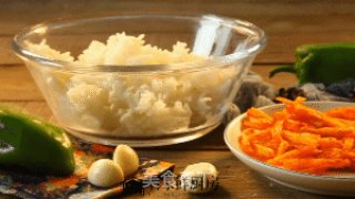 有家鲜厨房：卫龙炒饭的做法步骤：1