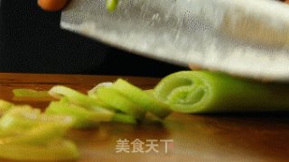 有家鲜厨房：卫龙炒饭的做法步骤：2
