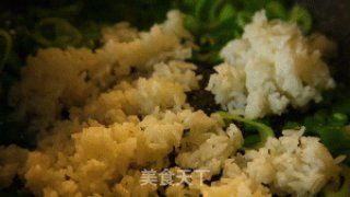 有家鲜厨房：卫龙炒饭的做法步骤：4