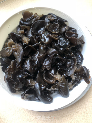 云耳炒肉丝的做法步骤：1