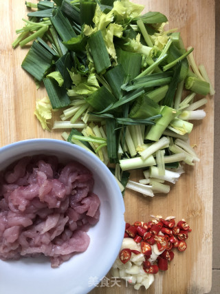 云耳炒肉丝的做法步骤：2