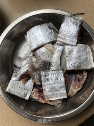 红烧带鱼的做法步骤：1