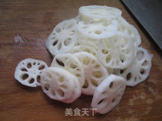 红椒炒莲藕的做法步骤：3