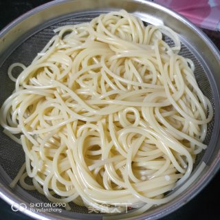 蚝珠虾皮拌意粉的做法步骤：2