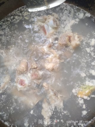 莲藕淮山筒骨汤的做法步骤：4