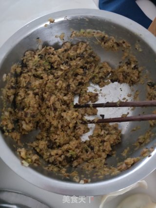 白菜黑木耳猪肉饺子的做法步骤：1