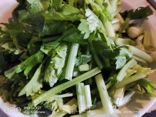 芹菜炒牛肉的做法步骤：1