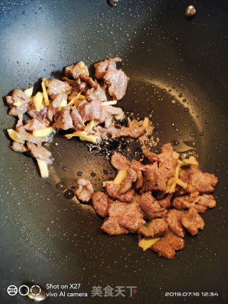 芹菜炒牛肉的做法步骤：4