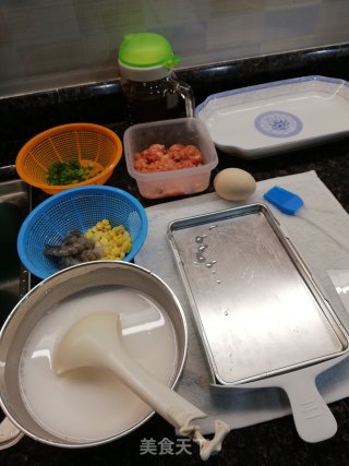 鲜虾玉米猪肉肠的做法步骤：1