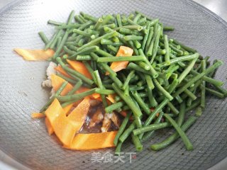 豇豆胡萝卜炒肉的做法步骤：5