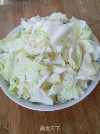 黄瓜炒圆白菜的做法步骤：2
