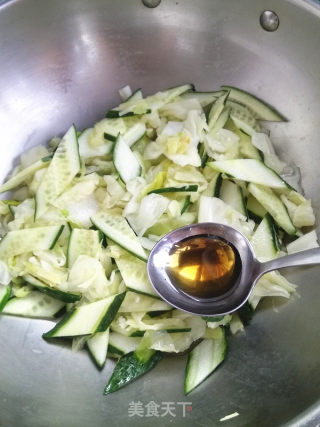 黄瓜炒圆白菜的做法步骤：6