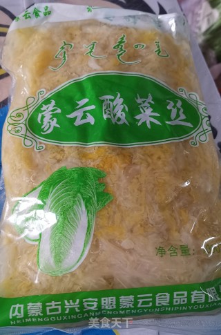猪肉酸菜炖粉条的做法步骤：1