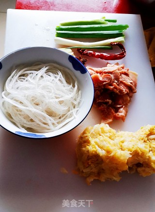 猪肉酸菜炖粉条的做法步骤：2